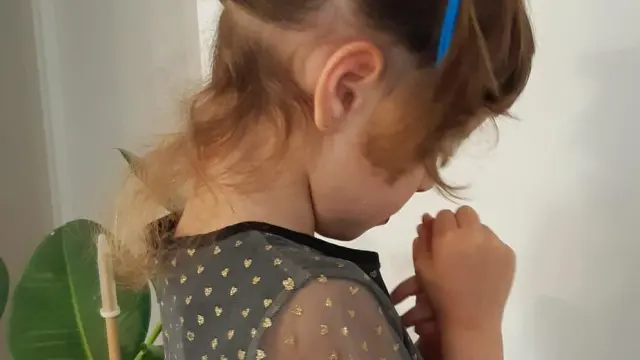 La niña Greta, con su melena lista para ser cortada.