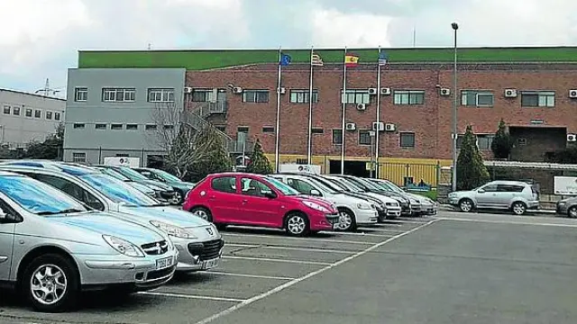El aparcamiento de Pyrsa, en Monreal del Campo, repleto de coches de los trabajadores.