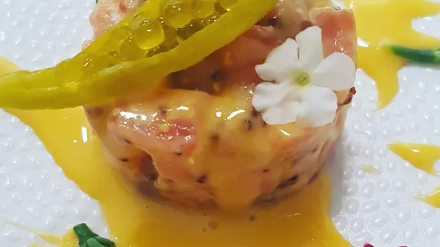 Tartar de salmón, según la receta de Marisa Barberán, del restaurante zaragozano La Prensa.