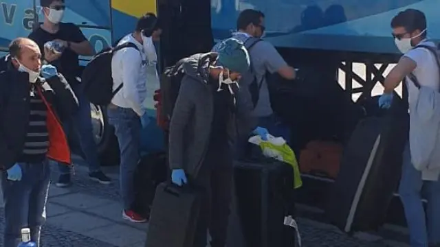 El grupo de trabajadores portugueses al subirse al autobús para regresar a su país.