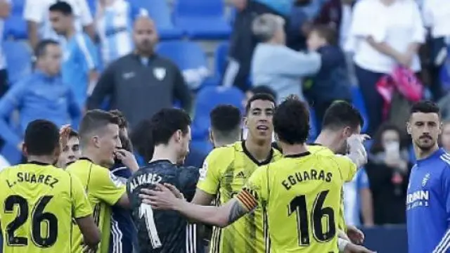 Los jugadores zaragocistas celebran efusivamente la victoria por 0-1 en Málaga el día 8, último partido jugado por el Real Zaragoza.