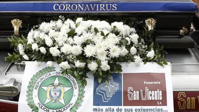Un coche fúnebre con un ataúd expuesto recorre las calles de Medellín para pedir a los colombianos de "manera simbólica" que se queden en casa.