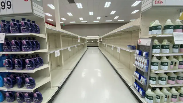 Un pasillo vacío de papel higiénico y pañuelos de celulosa en un supermercado de Encinitas, California, Estados Unidos.