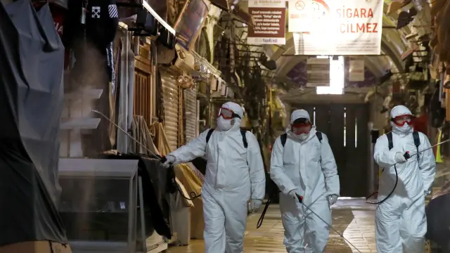 Tres operarios desinfectan el Gran Bazar de Estambul.