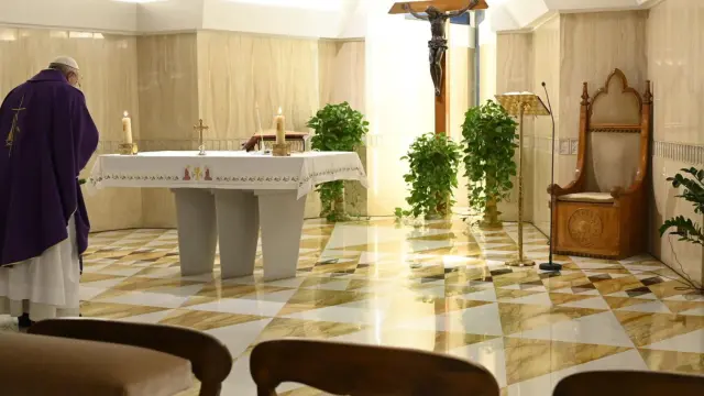 El Papa celebra una misa en solitario en la iglesia de la residencia Santa Marta, en el Vaticano.