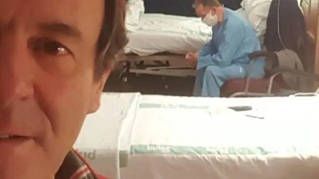 Antonio Labarta, en la habitación del hospital antes de recibir el alta.