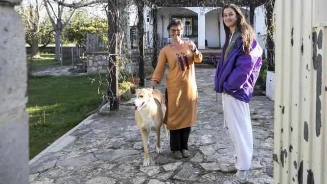 Chara y Celia junto a su perro Nesko recién llegadas este domingo a su domicilio en Peñaflor.