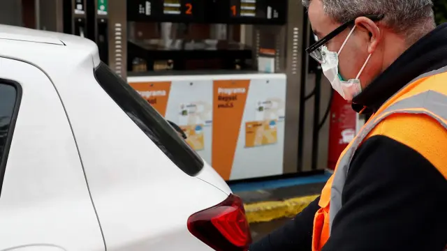 Un empleado de una gasolinera de Madrid llena el depósito de un vehículo el pasado martes.