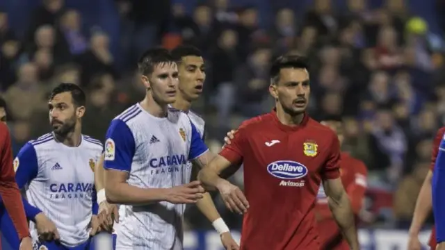 Una jugada del partido Real Zaragoza-Fuenlabrada jugado en febrero en La Romareda.