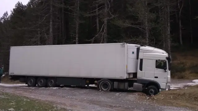 La Guardia Civil auxiliando al camión que el lunes se quedó atascado en la nieve.