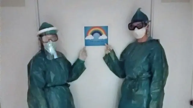 Dos empleadas del hospital San Jorge, este jueves con batas confeccionadas con bolsas de basura.