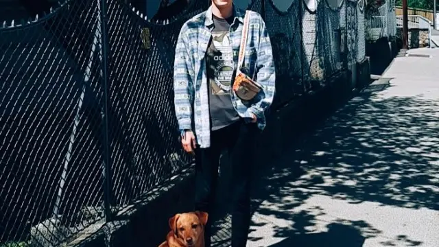 El joven zaragozano Raúl Gil, de 20 años, es estudiante de Erasmus en Graz (Austria). En la imagen, paseando al perro de una amiga.