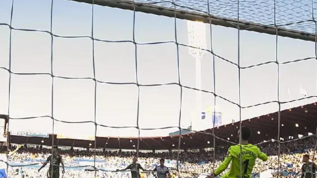 Preciosa imagen del momento del gol de Eguaras que supuso el 1-0 ante el Deportivo de La Coruña el domingo 23 de febrero en La Romareda. Ganó el Real Zaragoza 3-1 y fue el último partido en el estadio blanquillo hasta nueva orden.
