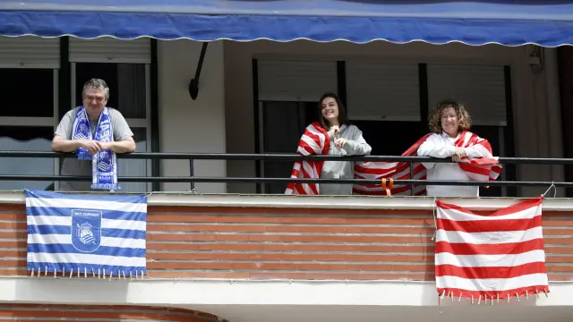 Aficionados del Athletic Club y de la Real Sociedad en un balcón de Bilbao.