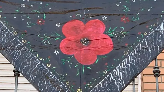 Imagen de uno de los mantones artesanales elaborados por los vecinos.