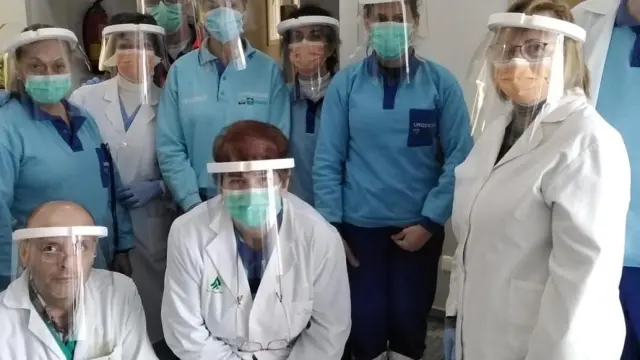 Profesionales sanitario con las pantallas faciales fabricadas en Huesca.