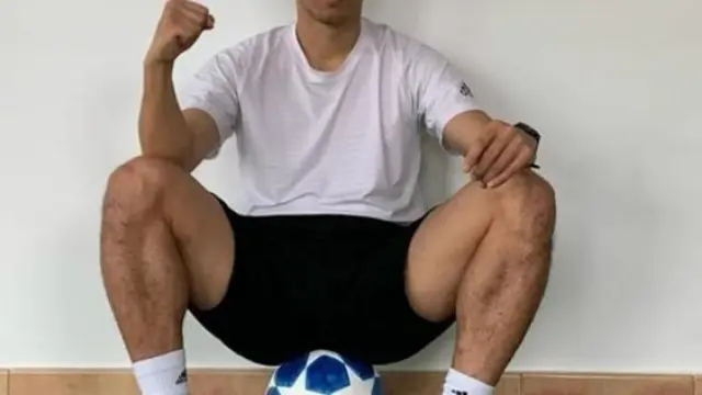 Shinji Kagawa posa en su casa sentado sobre un balón.