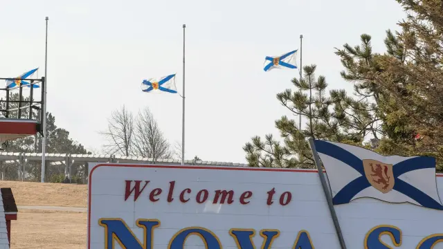 Banderas a media asta en la frontera entre New Brunswick y Nueva Escocia por la masacre.