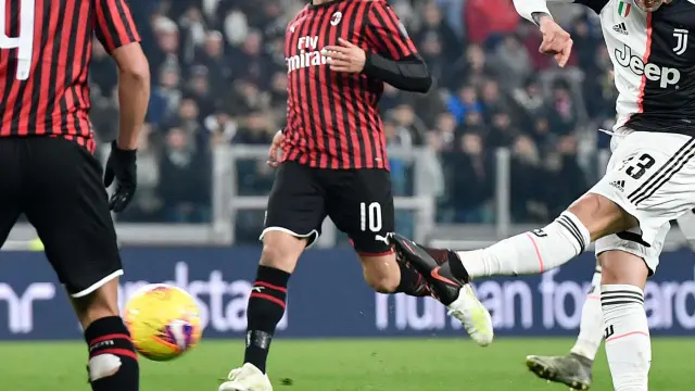 Partido Juventus-AC Milan de la Serie A italiana. Bernardeschi dispara a puerta.