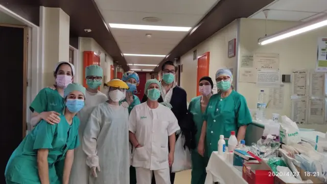 Arturo Aliaga rodeado de personal sanitario del hospital Clínico de Zaragoza