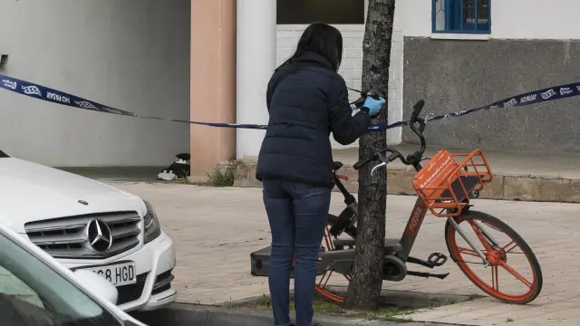 Dos policías examinan la bicicleta que el agresor colocó en la acera.
