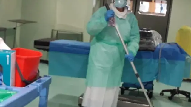 Teresa Gascón limpia en el turno de tardes los quirófanos del Clínico que se reconvirtieron en ucis para tratar a pacientes con coronavirus.
