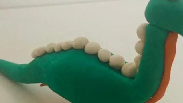 Así de fácil es crear un dinosaurio de plastilina como este.