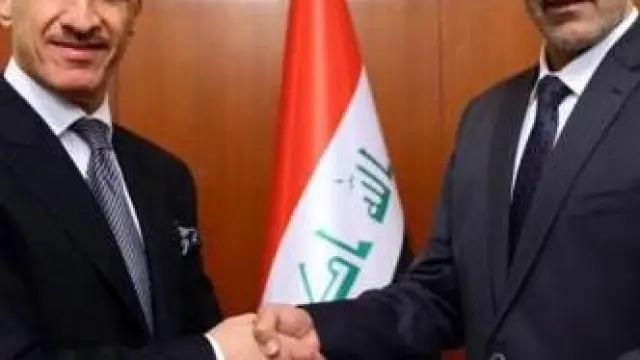Adnan Dirjal, a la izquierda, recibe la cartera ministerial en Irak.