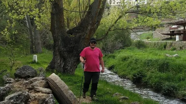 Lucas Ortiz, vecino de Alcalá de la Selva, practica senderismo por la ribera del río.