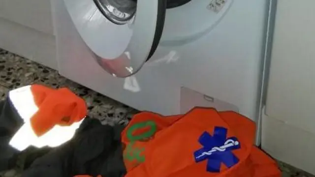 El auto ordena que los trabajadores no se lleven la ropa a su casa para lavarla.