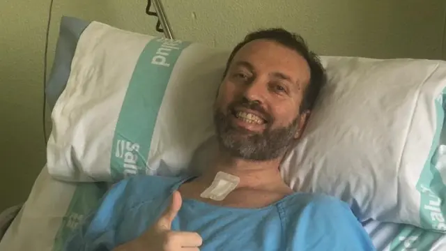 Carlos Pinardel, de 49 años, ha superado la uci en el Hospital Militar y ha sido trasladado a la planta. Su salida fue aplaudida por el equipo médico y él dio un mensaje.