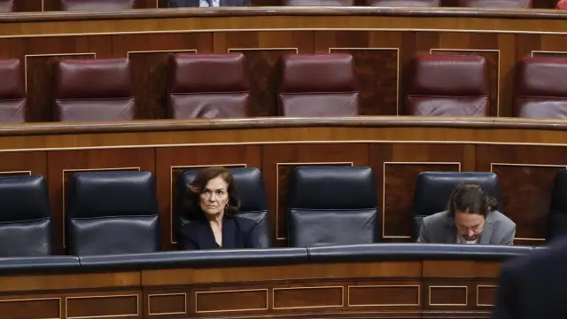 El presidente del Gobierno escucha a Pedro Sánchez (de espaldas) en la sesión de control.