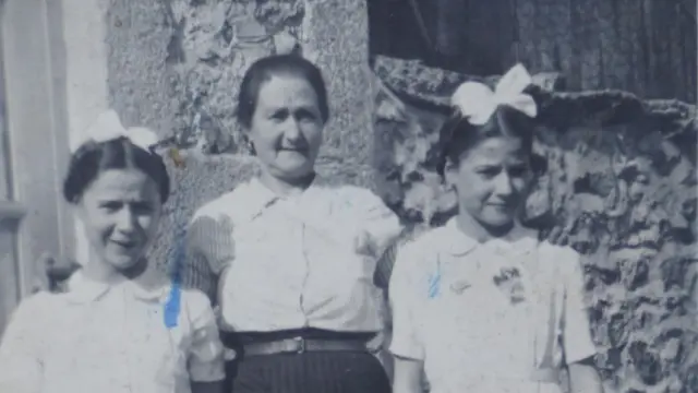 Las alcañizanas Francisca Espinosa y sus hijas Paquita y Pilar, en Oradour.