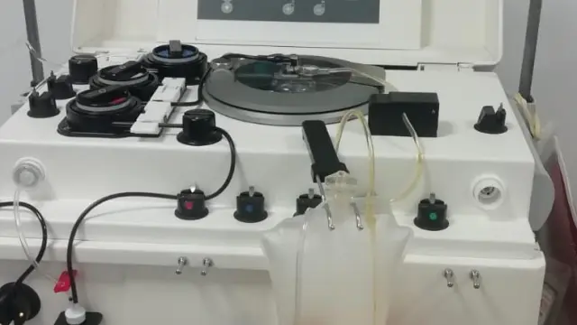 Máquina que, conectada al donante, separa el plasma
