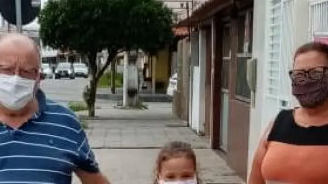Miguel Ayete y su mujer, Eliane Freitas, de compras con su nieta Sophia en Feira de Santana (Brasil), donde están pasando esta cuarentena