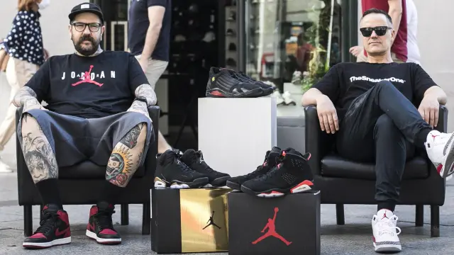 Álex Cornejo y Javier Crivillé, de The Sneaker One, con varios modelos de Air Jordan.
