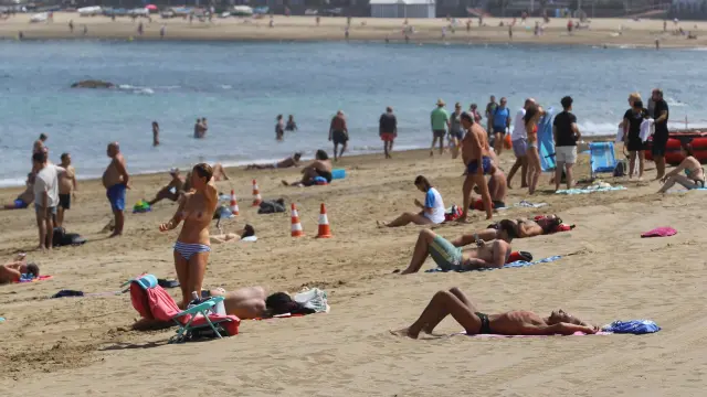 La playa de las Canteras, en Gran Canaria, en el primer día la fase II de la desescalada.