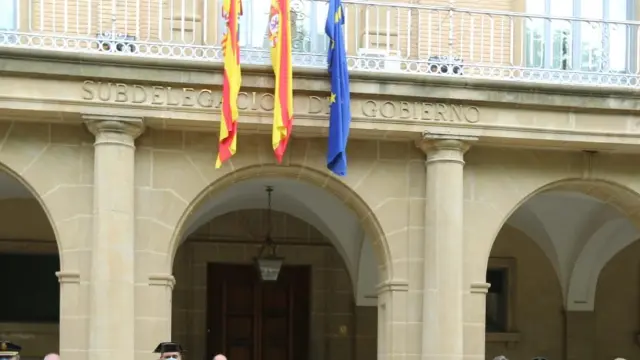 Representantes institucionales durante el minuto de silencio ante la Subdelegación del Gobierno de Huesca.