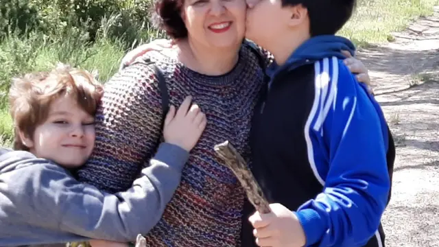 Dámaso y Rafael abrazan a su madre, Susana Villuendas