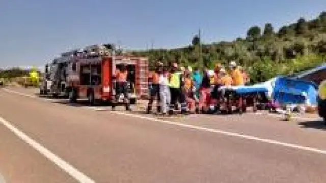 Labores de rescate del herido en el accidente en la N-420