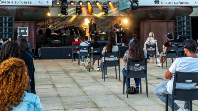 Sentados y distancia: la pandemia ha cambiado la forma de asistir a un concierto.