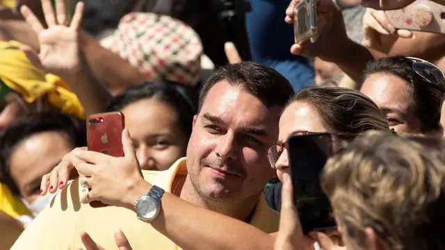 Bolsonaro se pasea a caballo entre miles de personas e ignora al coronavirus.