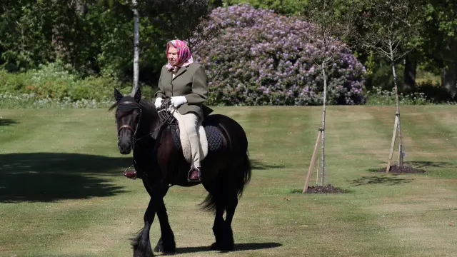 Isabel II, montando a su pony por los jardines de Balmoral.