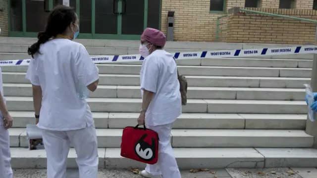 El personal sanitario entrando en el pabellón de Fraga para recibir a los nuevos ingresos