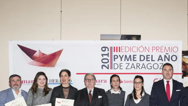 Foto de grupo de los ganadores de los Premios Pyme 2019 de Banco Santander y Cámara de Comercio y en los que colabora Heraldo de Aragón.