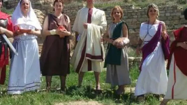 Los últimos romanos de Celsa acompañan a los visitantes.