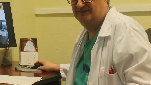 El doctor Alfonso Pérez Trullén, jefe del servicio de Neumología y responsable de la consulta de Deshabituación Tabáquica en el Hospital Clínico de Zaragoza.