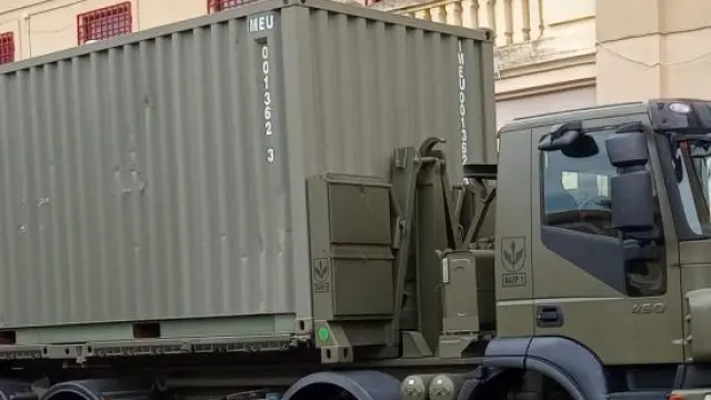 Uno de los transportes trasladados desde Madrid al cuartel Sancho Ramírez