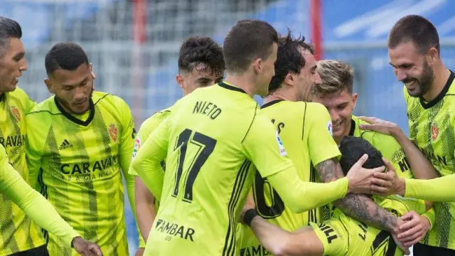 Los jugadores del Real Zaragoza celebran el 0-3 logrado en Lugo por Linares en el minuto 85.