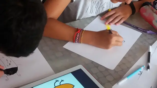 Niños pintando animales a partir de letras.